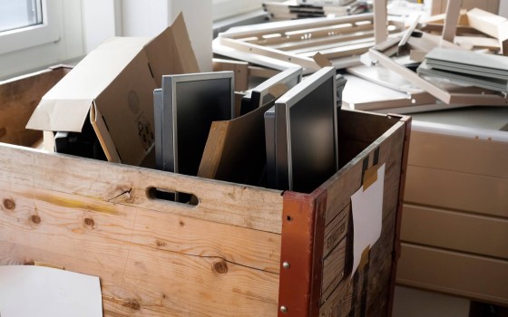 Holzkietse gepackt mit alten, zur Entsorgung vorgesehenen TFT-Monitoren.