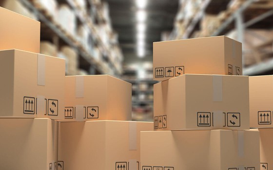 Stapel von Umzugkartons in einem Lagerhaus.